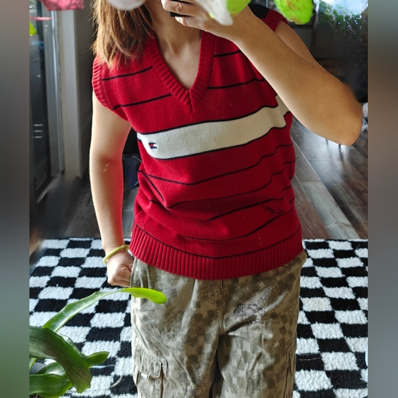 Tommy Red Vest - Picture 5 of 5